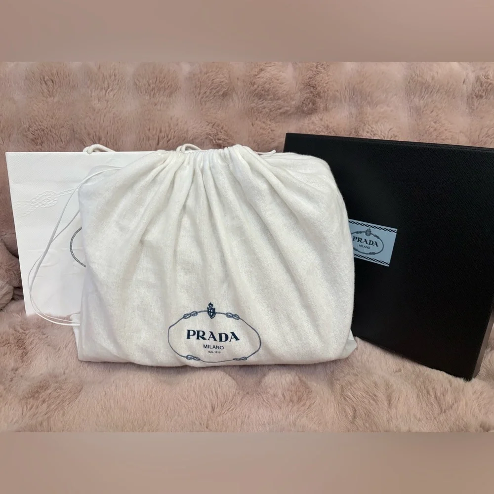Prada Cream Quilted shoulder Bag with Gold Chain - Picture 9 of 13